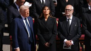 Donald Trump, salvat de la o gafă rușinoasă de Melania Trump. Ce i-a șoptit la ureche el a EXECUTAT imediat!