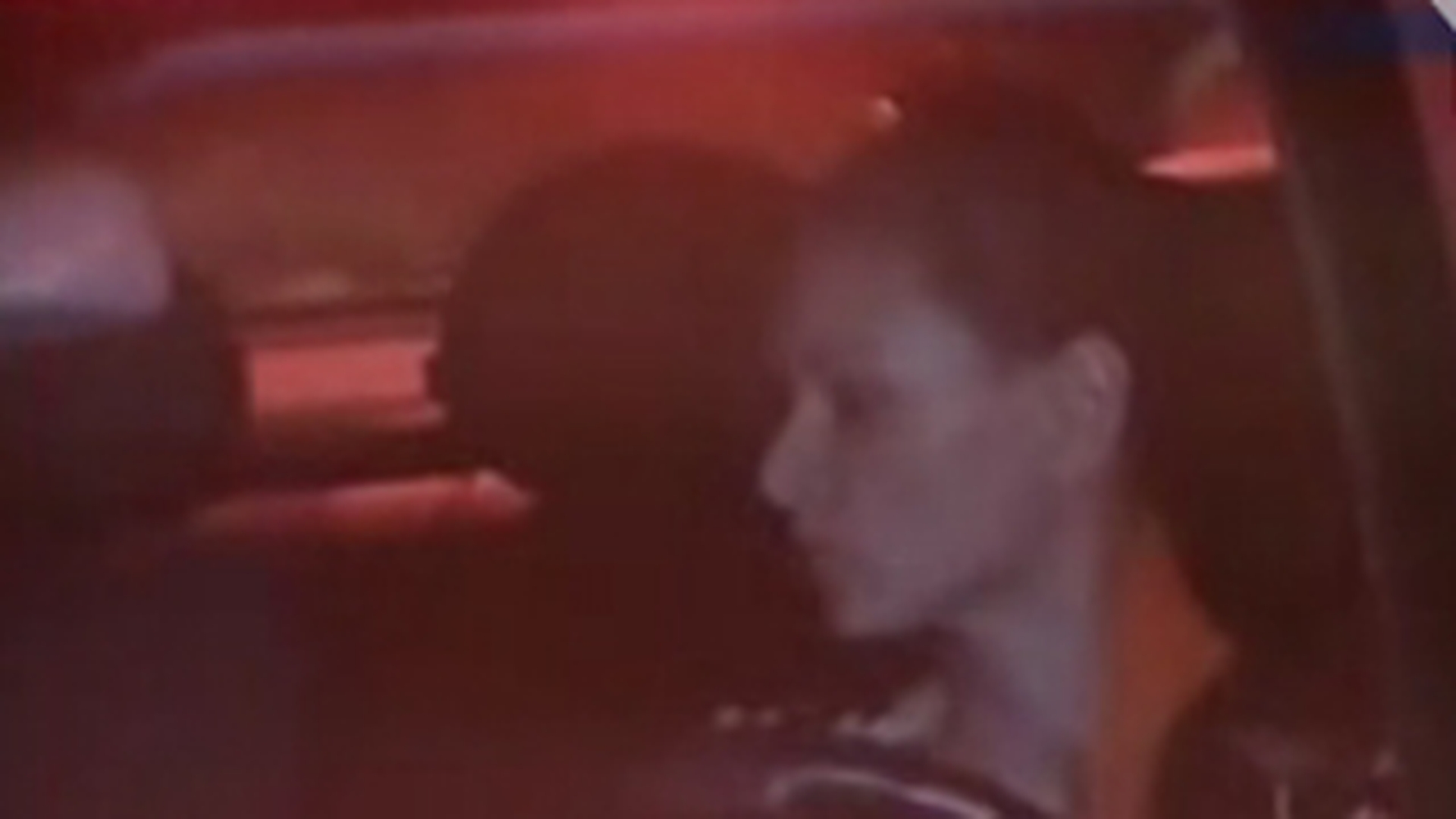 VIDEO Ramona Gabor a lovit o masina si a plecat de la locul accidentului! Sora Monicai a avariat autoturismul unui paparazzo cand voia sa iasa din parcare!