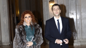 Papuci, blană și un elev repetent: când Mădălina Dorobanțu l-a scos pe Matei Stratan la plimbare prin Casa Poporului