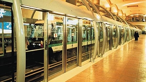 Bucureştenii au făcut o petiţie online pentru instalarea unor panouri de protecţie la metrou