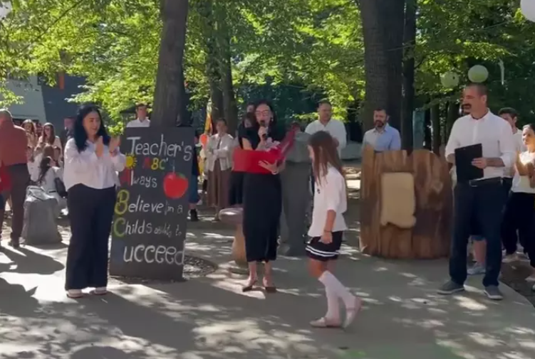 Imagini rare cu fiica Elenei Udrea în prima zi de școală. Eva a intrat în clasa a II-a