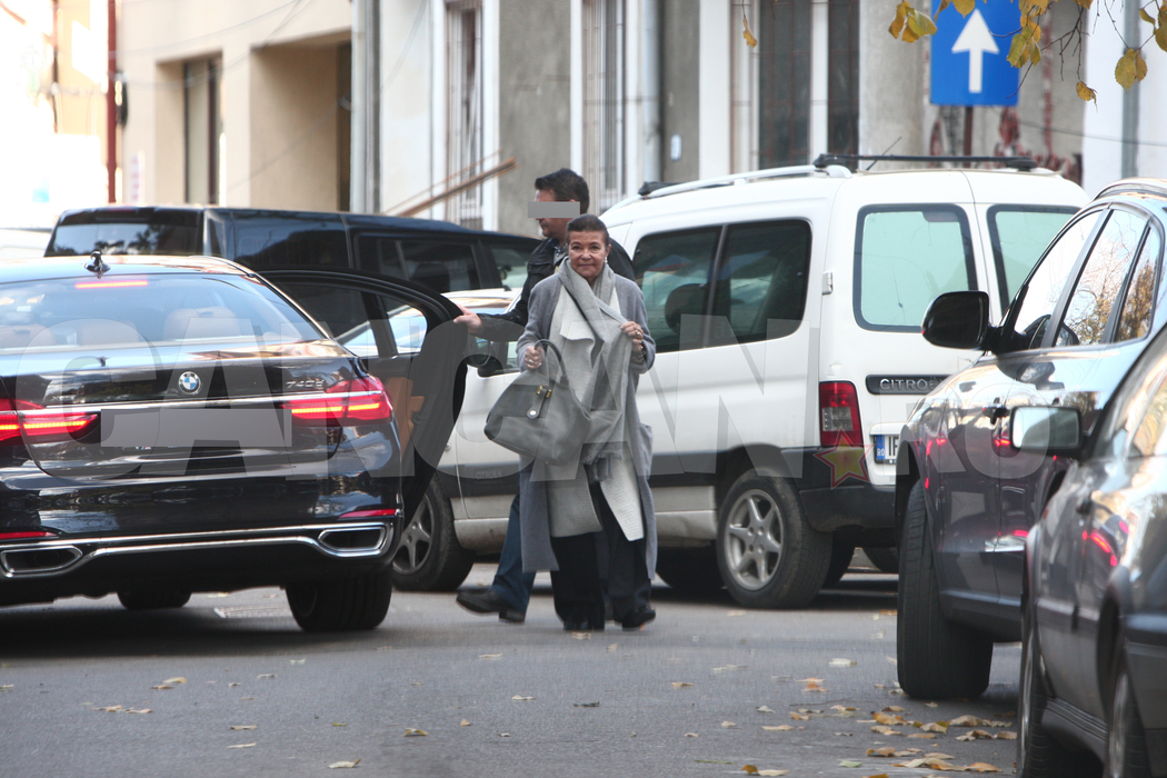 Merge prin Bucureşti într-un anonimat aproape total! Primele imagini de paparazzi cu o prinţesă adevărată! MARINA STURDZA e şcolită la faimoasa ”Belle Arte” şi e prietenă cu Giorgio Armani, Karl Lagerfeld, Ralph Lauren sau Oscar de la Renta