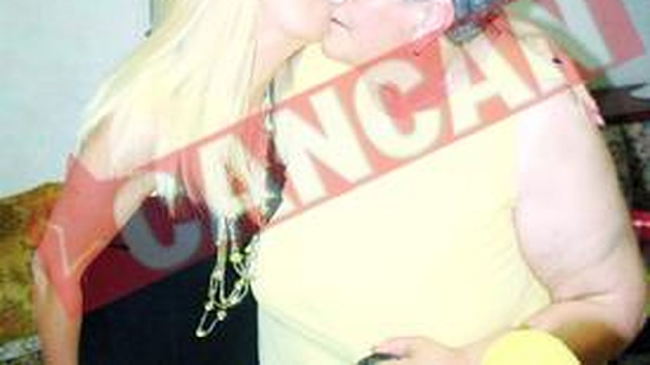 Elena Udrea i-a daruit o geanta de firma Mariei Ciobanu