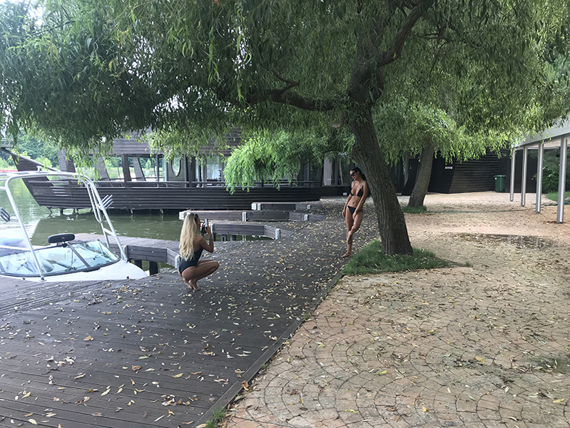 Daniela și prietena ei au încins și o sesiune foto incendiară