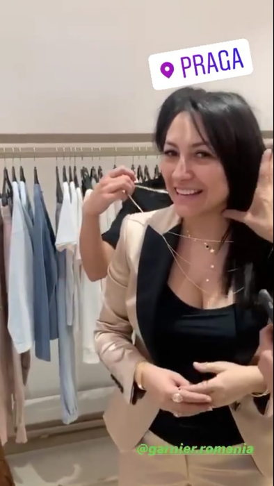 Andra, filmată nemachiată în Praga. Unii dintre oameni au fost uimiți de felul în care arată artista naturală, iar alții au criticat-o