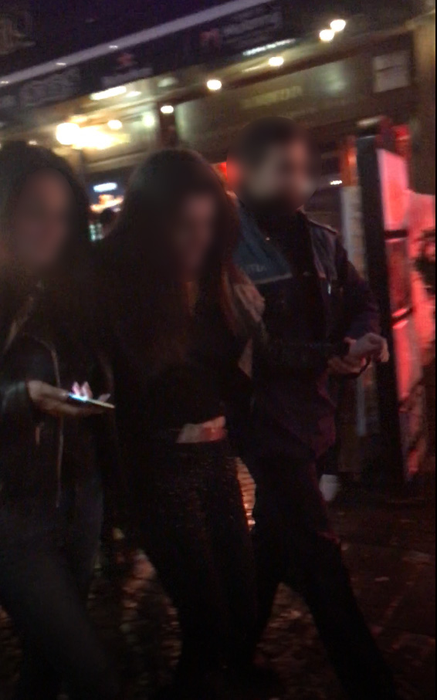 Oamenii legii le-au escortat pe tinerele care făceau scandal în Centrul Vechi