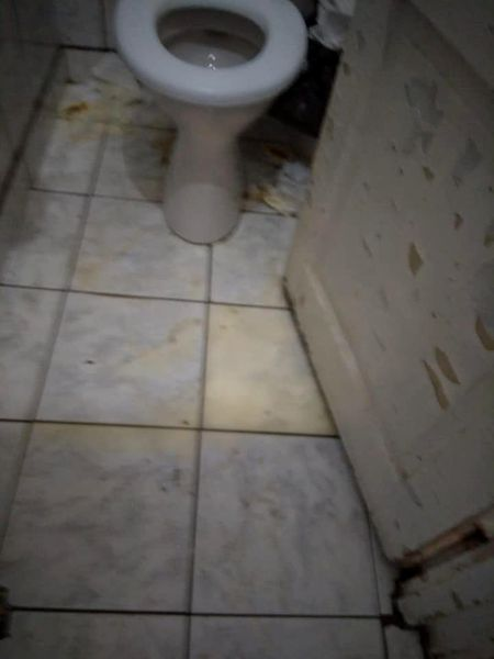 Imagini greu de privit de la Spitalul Județean de Urgență Reșița. Pacienții cu COVID stau dezbrăcați, pe holuri. FOTO