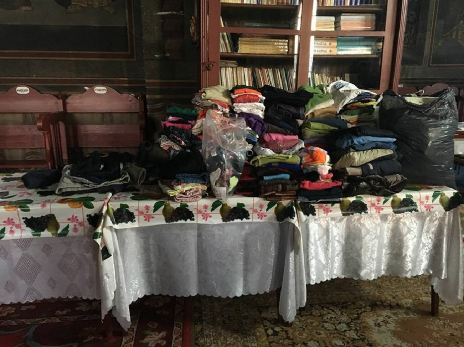 Preotul îi ajută pe sărmani şi cu haine, nu doar cu mâncare