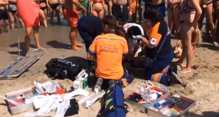 Fetița de 11 ani care a murit înecată la Mangalia a fost lăsată nesupravegheată de unchiul său! Bărbatul era la băut pe o terasă