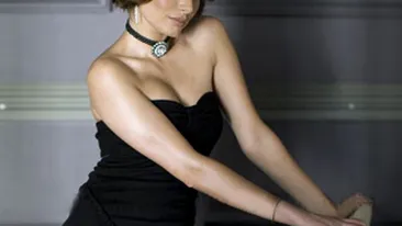 Laura Cosoi se imbraca de la magazinele vintage: Imi place sa port rochii elegante si sandale cu toc