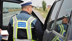 Discuție polițist - șoferiță: „De ce nu purtați centura?”. „Pentru că mi-am pus silicoane. Nu se vede?”