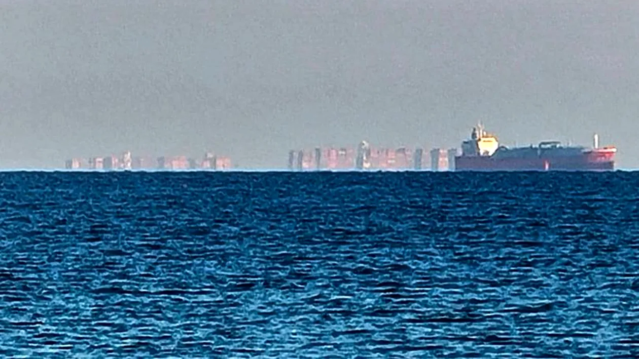Fotografia care a devenit virală! Un oraș plutitor a apărut în mijlocul oceanului