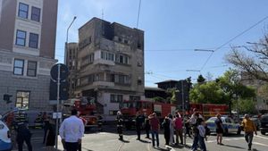 Incendiu la un bloc în apropierea Gării de Nord din Bucureşti! O femeie a fost transportată la Spitalul de Arși și 2 persoane au fost preluate de SMURD