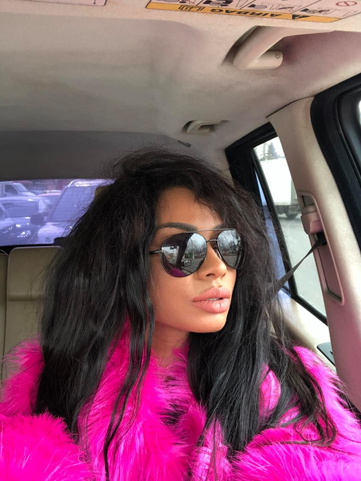 Laurette, schimbare radicală de look. N-o mai recunoști pe stradă