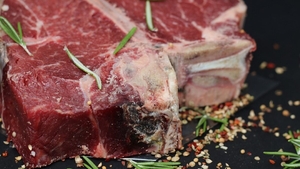 Vești bune pentru români, în prag de sărbători. De unde pot cumpăra carne de porc, la jumătate de preț