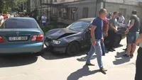 Un șofer a intrat cu mașina în mulțimea dintr-o stație de autobuze din Chișinău. O persoană a murit