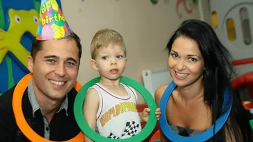 Drama nestiuta a unui celebru solist. Parintii au divortat, el a ramas in grija tatalui, iar fratele lui a sfarsit tragic!