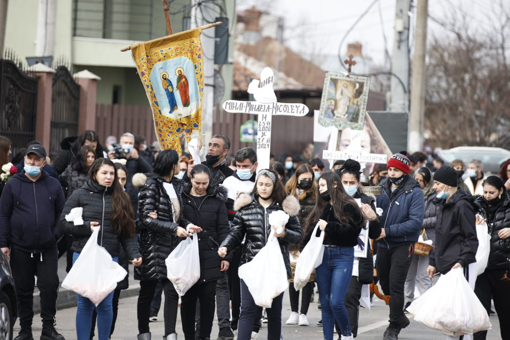 Scene sfâșietoare la înmormântarea fetelor ucise în accidentul din Capitală