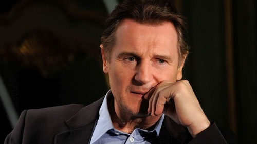 Liam Neeson, suntem cu ochii pe tine! Si vrem sa stim cine e noua ta iubita!