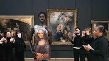 Luvrul surprinde lumea modei: „Mona Lisa” apare pe o rochie realizată din puzzle