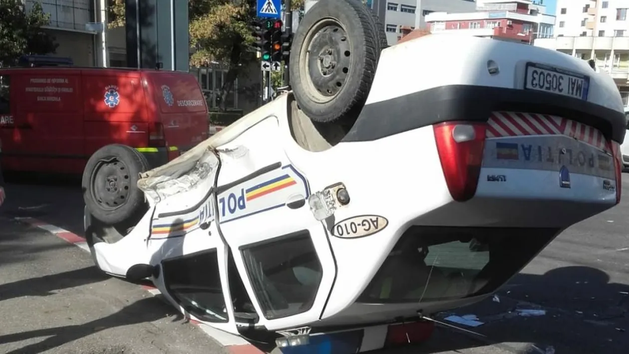 Accident cu mașina Poliției, în Pitești. Șoferul a fost rănit, în urma răsturnării autospecialei