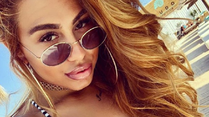 Roxana Dobrițoiu, noua bombă-sexy din showbiz. Cum arată în costum de baie nepoata lui Adi de la Vâlcea