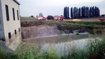 O româncă însărcinată din Italia a sărit în apă după câinele ei și n-a mai putut să iasă!