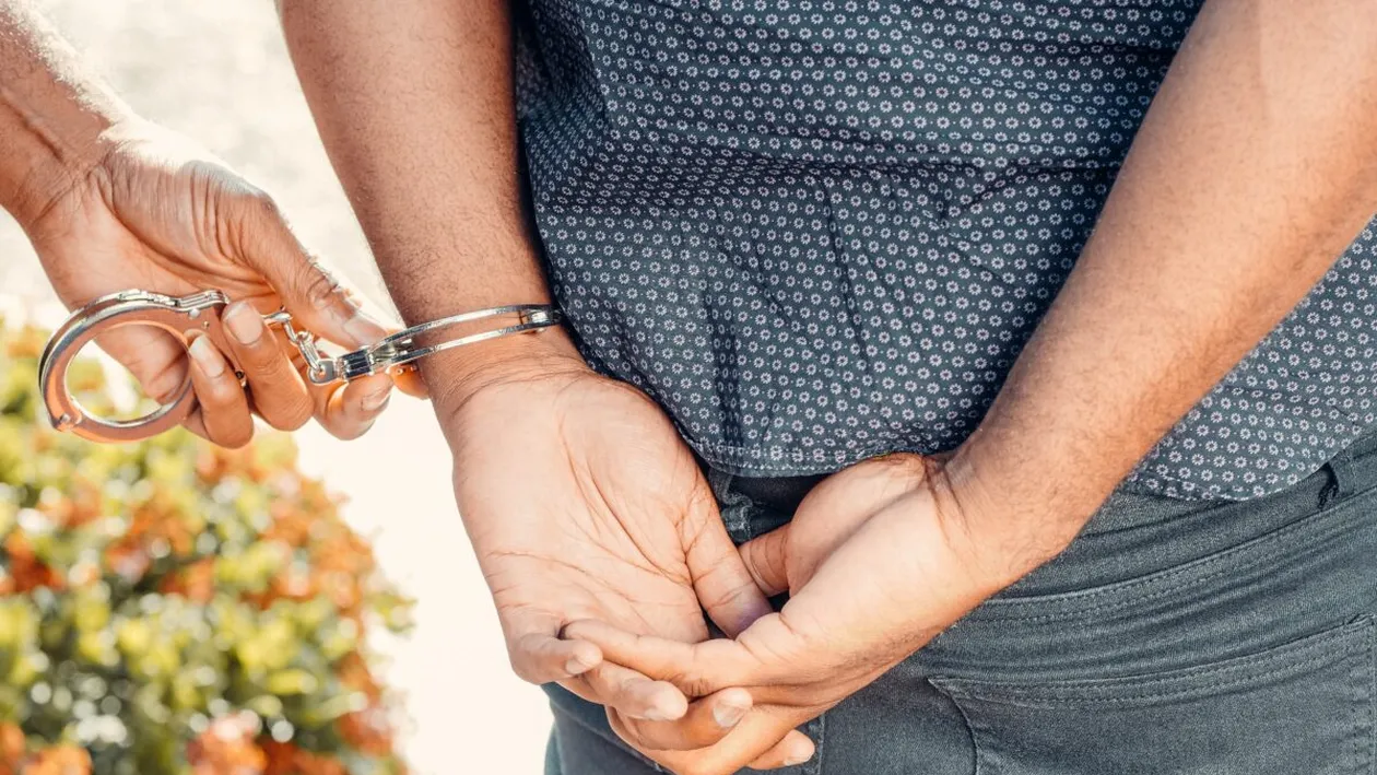 Un bărbat din Bacău s-a ales cu dosar penal, după ce și-a dat soția afară din casă. Oamenii legii l-au arestat imediat