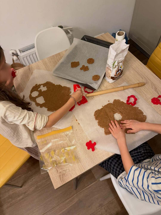Copiii Simonei Gherghe fac turtă dulce