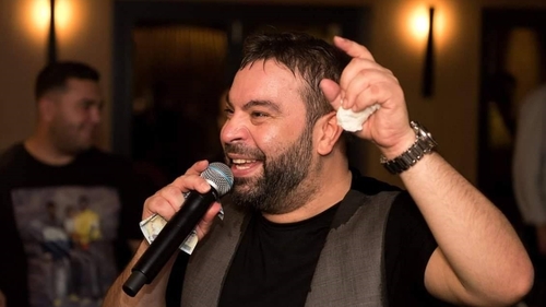Florin Salam, ținta ironiilor după ce a apărut cu un dispozitiv antifurt la concert. Imaginile s-au viralizat rapid!