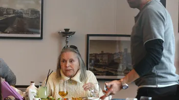 Botezatu a renunţat la cluburi şi la viaţa de noapte pentru Mama Zina! Au ieşit împreuna la un restaurant de fiţe!