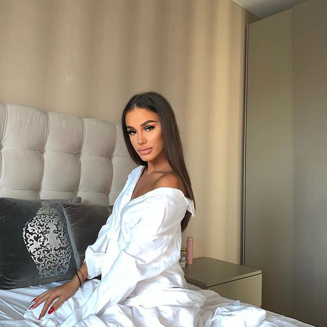 Cum își atrage Mălina admiratori pe Instagram