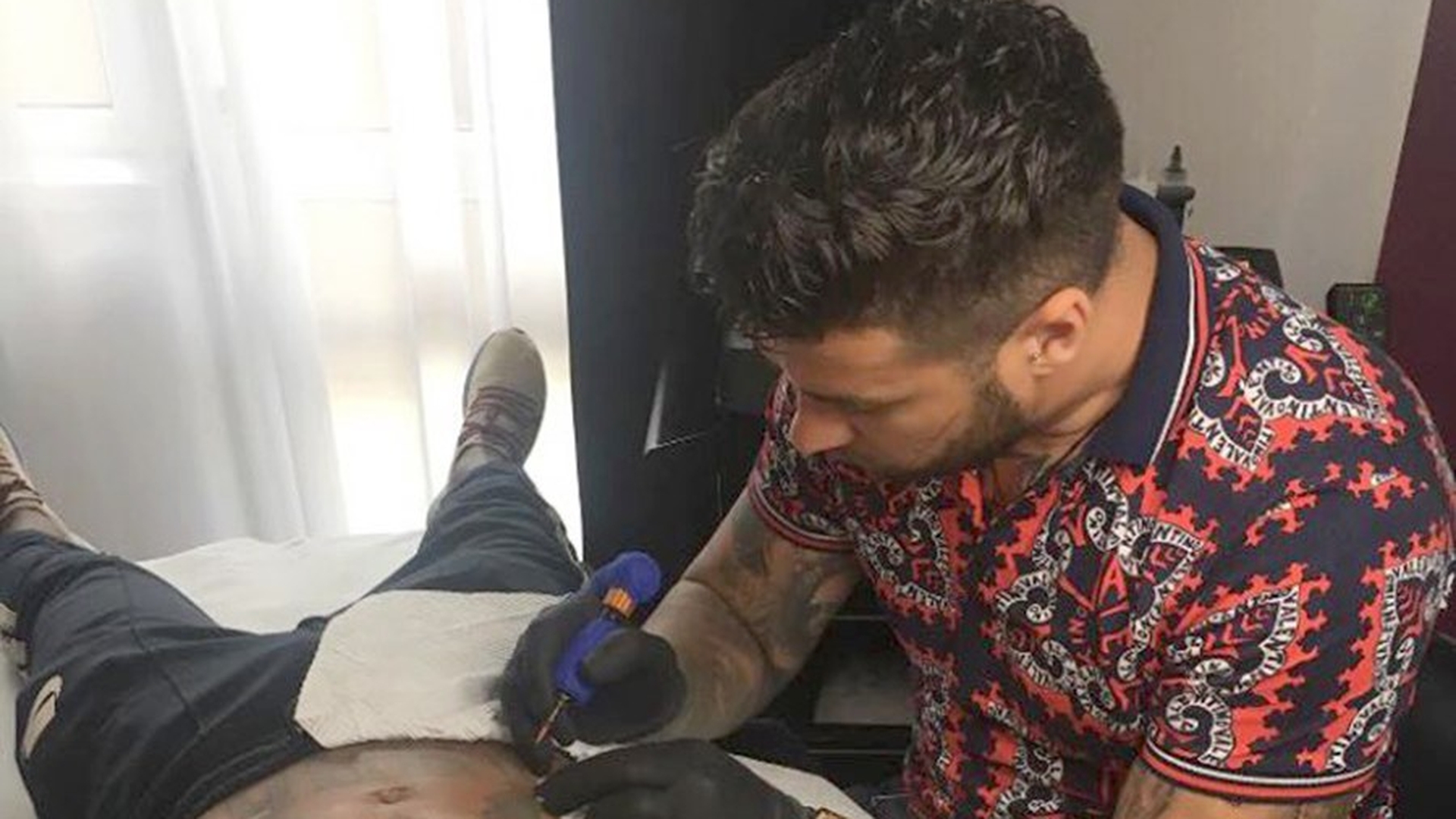 Întâmplare halucinantă într-un salon de tatuaje din Iași: "Vreau un tatuaj verighetă". Care a fost răspunsul angajatului și cum a putut să iasă tatuajul
