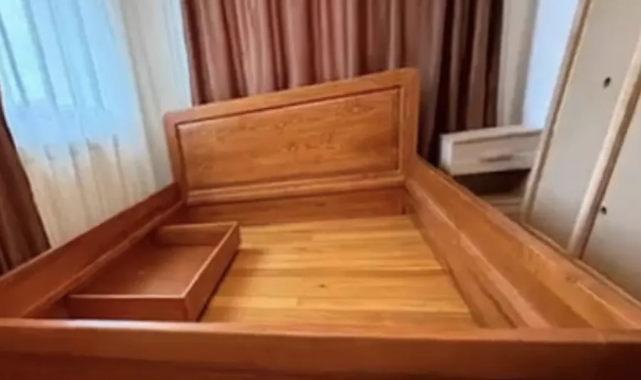 ANAF a scos la vânzare un pat/ Foto: Antena 3 CNN