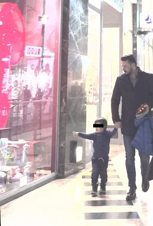 Cici de la Sistem îşi face ”campanie” la mall, ajutat de fiul lui