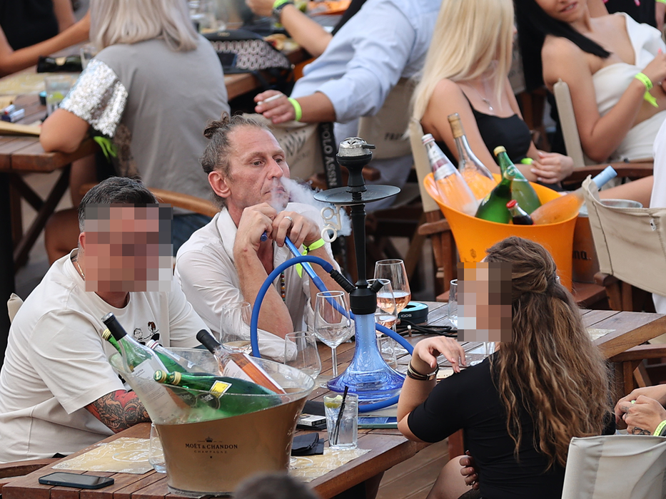 Solcanu expiră fumul mai ceva ca un dragon (Foto: CANCAN.RO)