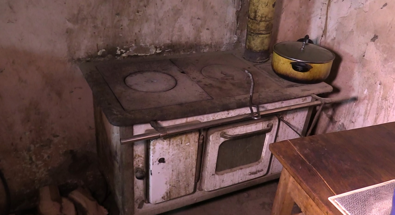 Așa arată soba din casa lui Denis