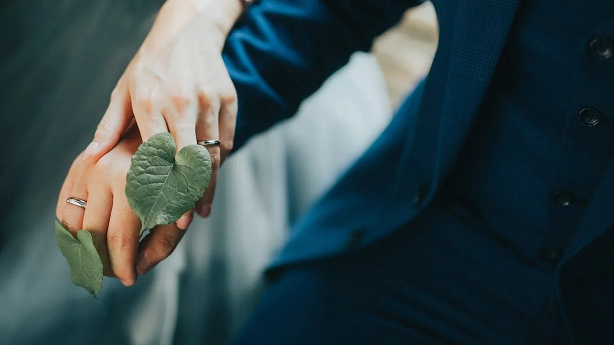 Numărul femeilor măritate din România, cu mult mai mare decât numărul bărbaților însurați. Care este, de fapt, explicația