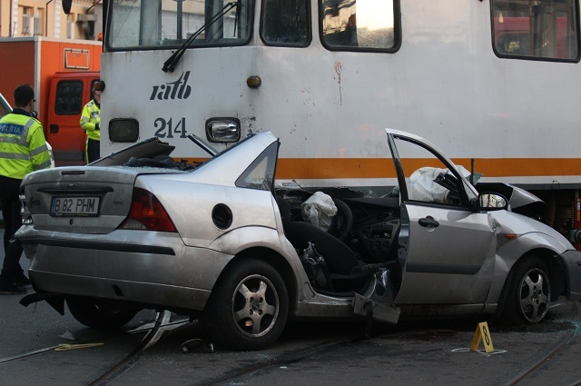 Circulaţia tramvaielor 46 şi 1, blocată după ce un tramvai a lovit o maşină! Imagini de la faţa locului