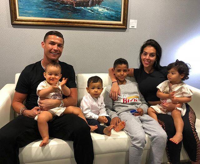 Nu e o glumă! Ce comentariu i-a lăsat un român lui Cristiano Ronaldo, la această poză cu iubita și copiii: „Să-ți trăiască famili ta, n-ai găsit și tu pe cineva să-ți…”