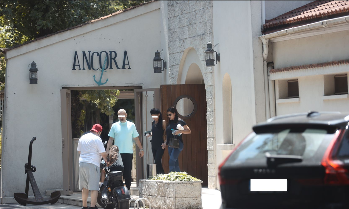 Florin Salam, Roxana Dobre, una dintre fetițele lor și o prietenă au ajuns la restaurant, în Herăstrău (Foto: CANCAN.RO)