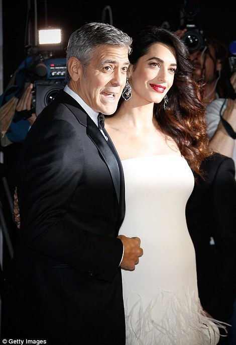 Soţia lui GEORGE CLOONEY şi-a arătat burtica de gravidă în premieră, pe covorul roşu! Imaginile sunt spectaculoase