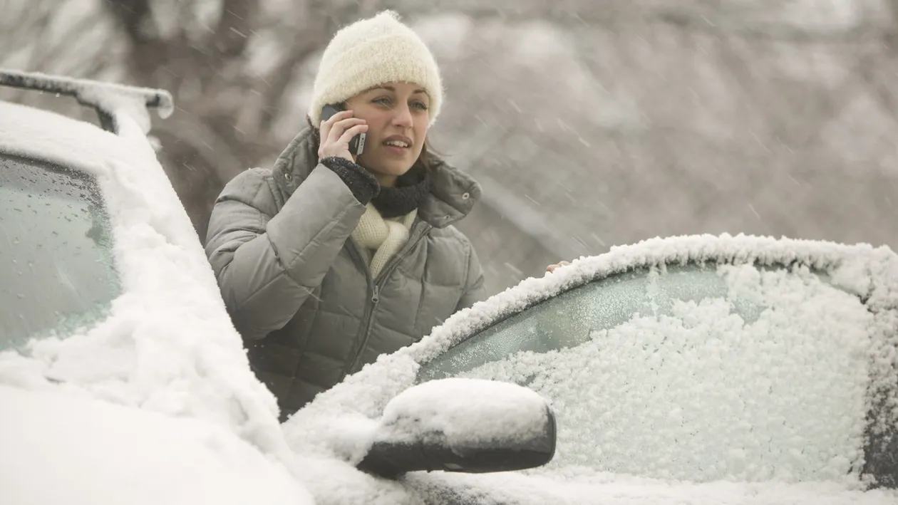 Ghid de supravietuire: ce trebuie sa faci daca ramai inzapezit si blocat in masina peste noapte?