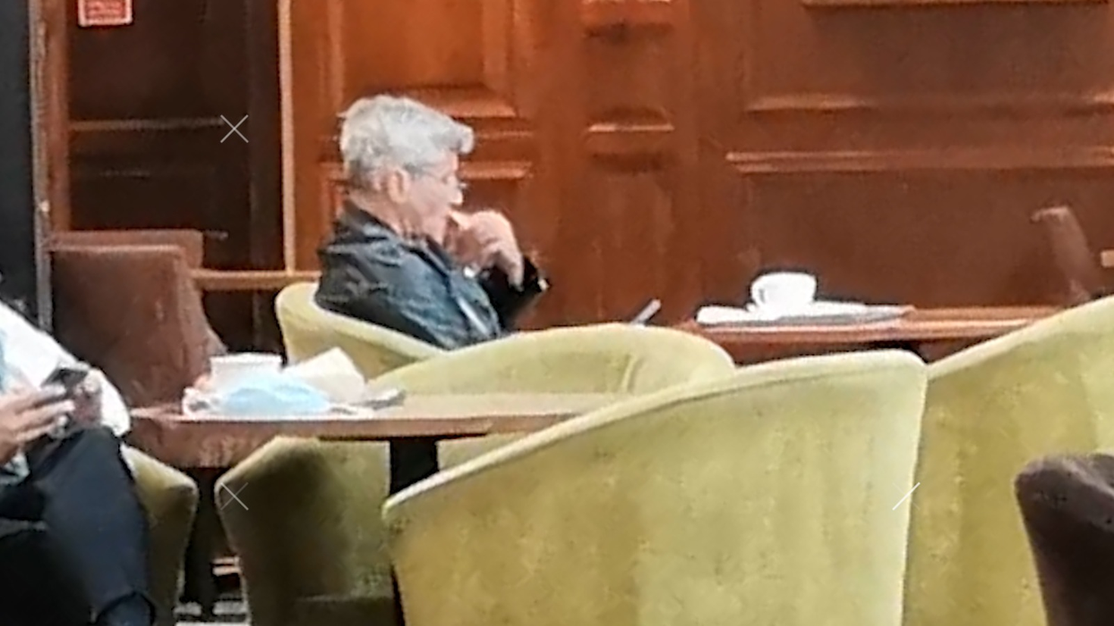 Dan Bittman, singur-singurel, la cafenea în mall