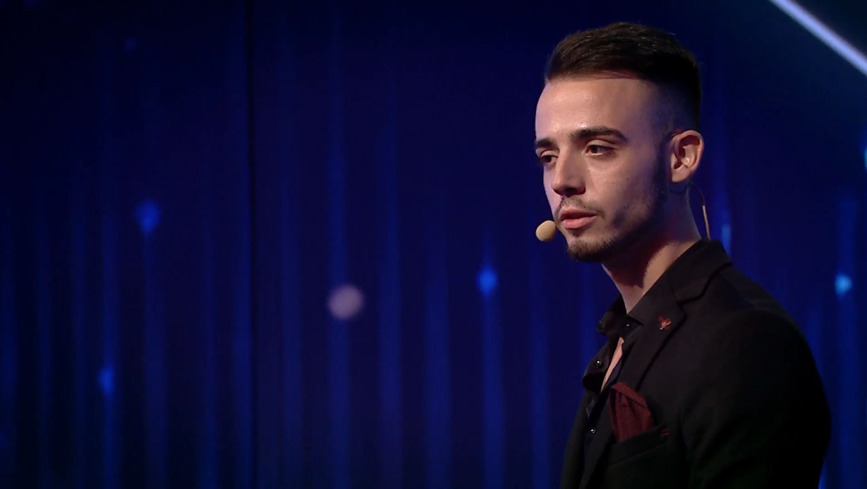 Smiley are un “viciu blând”, dar cu efecte periculoase. Pavel Bartoș l-a dat de gol în timpul filmărilor pentru Românii au Talent: “De-aia nu-mi iese mie hipnoza cu el” | VIDEO