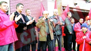 In cinstea lui Iliescu au vopsit cainii in rosu
