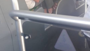 Un bărbat în vârstă din Iași a ocupat trei scaune în autobuz și nu a lăsat pe nimeni să stea: „Putea să-și dea puțin picioarele jos....”