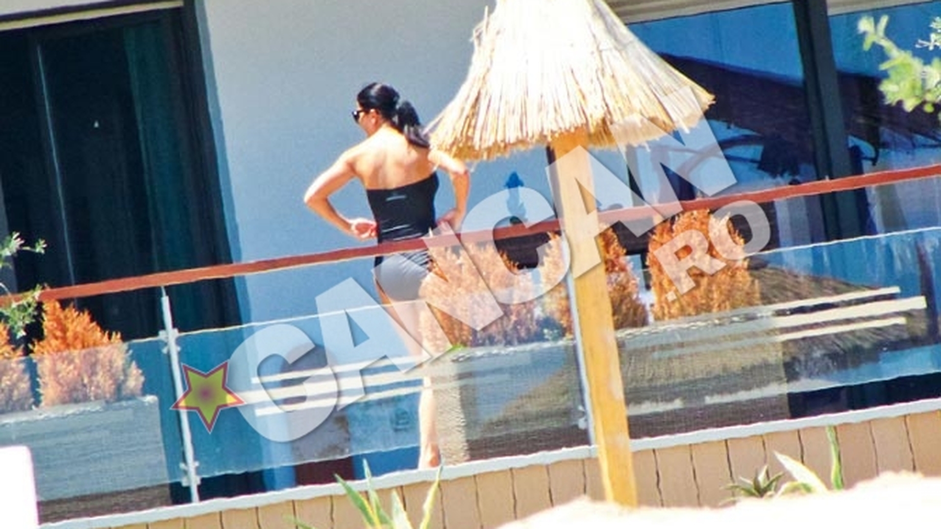 Impecabila in costum de baie! Brigitte Sfat, sexy pe balconul apartamentului de la Mamaia!