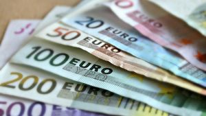 Curs valutar 21 august 2020! Euro și dolarul continuă să crească față de leu