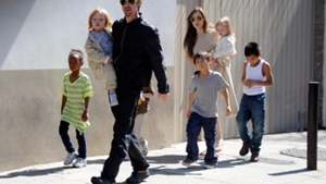 Vrea o familie cât o echipă de fotbal! Angelina Jolie îşi doreşte să adopte un copil chinez şi să se mute definitiv în China